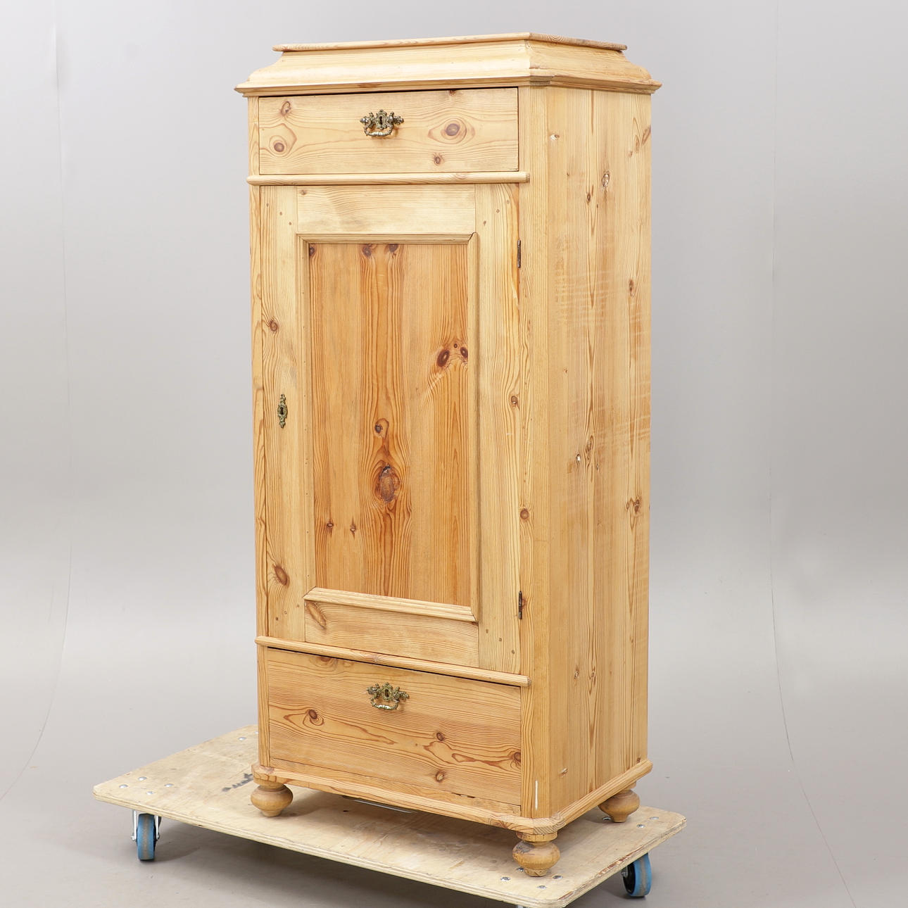 DRÄNGASKÅP, furu, tidigt 1900-tal.
