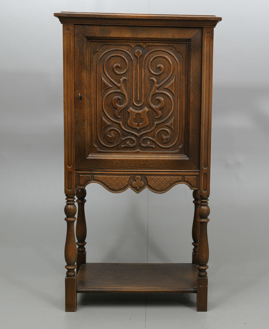 SERVERINGSSKÅP, ek, 1900-tal.