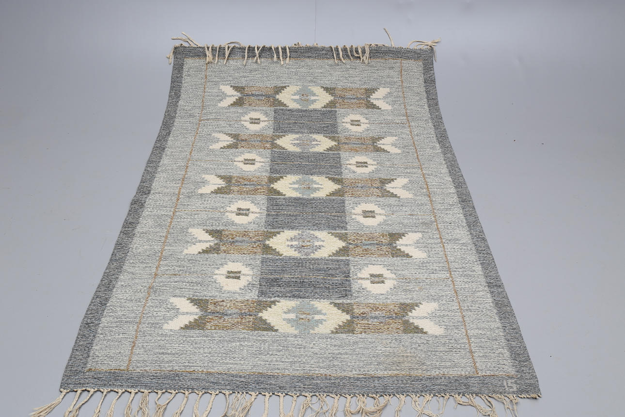 INGEGERD SILOW. Matta, röllakan, signerad I S, 200 x 132 cm.