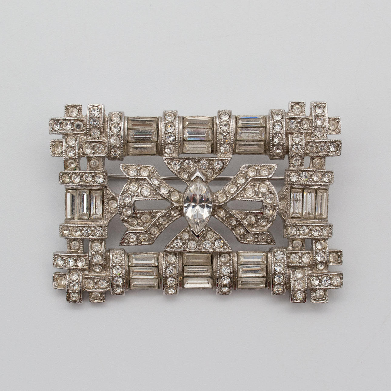 BROSCHE IM ART-DECO-STIL, MODESCHMUCK, STRASSSTEINE, METALL.