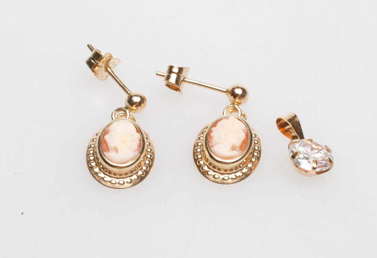 ÖRHÄNGEN CAMÉ 1par, HÄNGE MED VIT STEN, 18k guld, vikt ca.