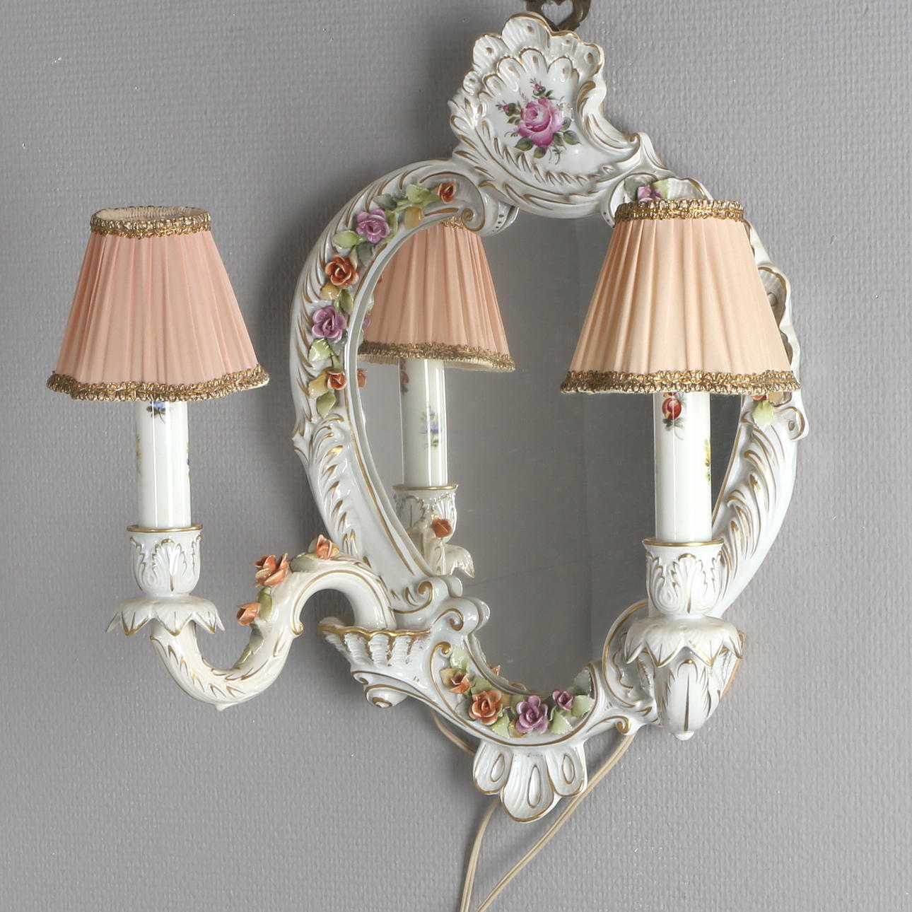 VÄGGLAMPETT, porslin, 2 st ljusarmar, 1900-tal.