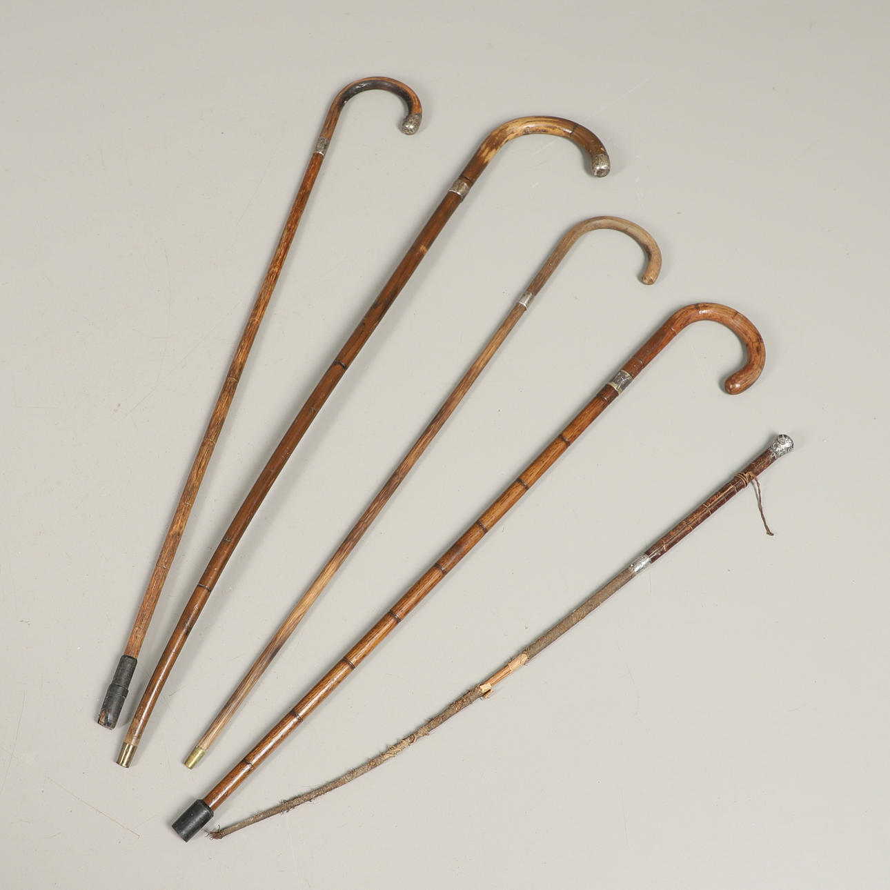 CINCO BASTONES CON CAPA DE METAL PLATA / BLANCO.