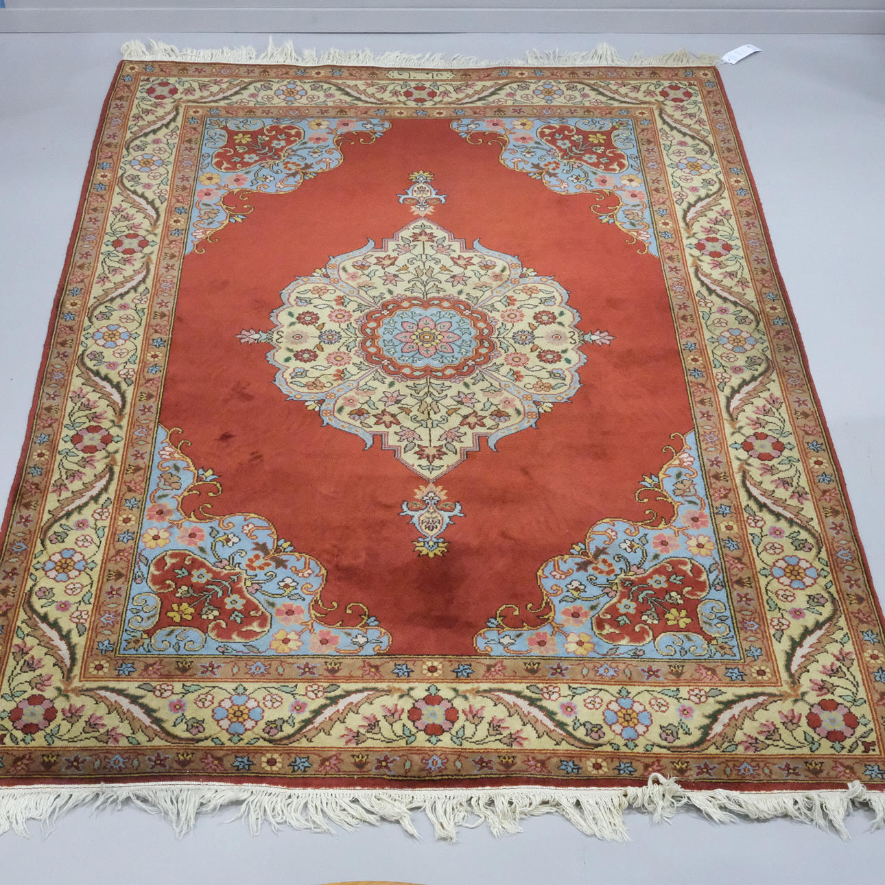 Handgeknüpfter, robuster orientalischer Stoff.