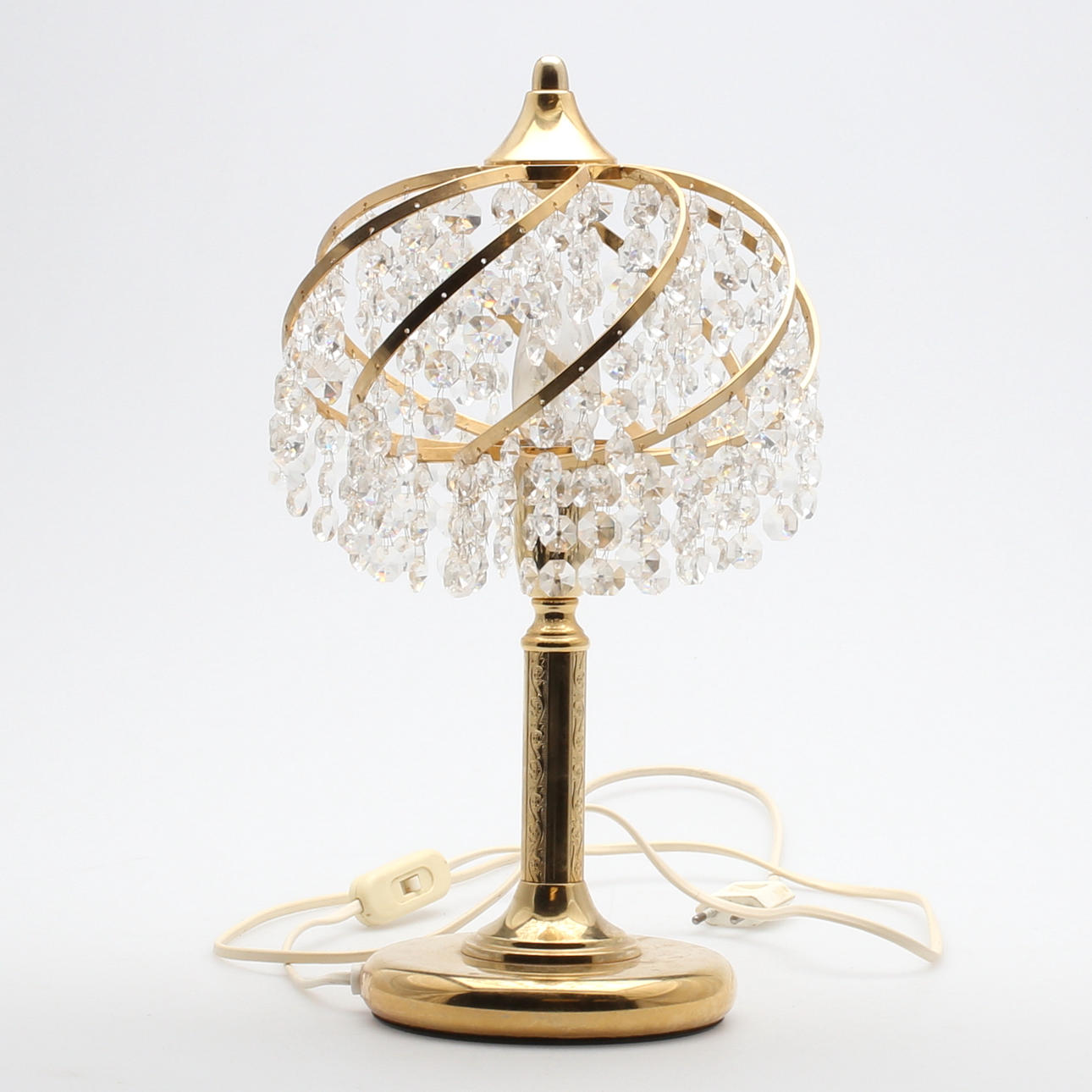 BORDSLAMPA, gulmetall samt glasprismor, 1900-talets senare hälft.