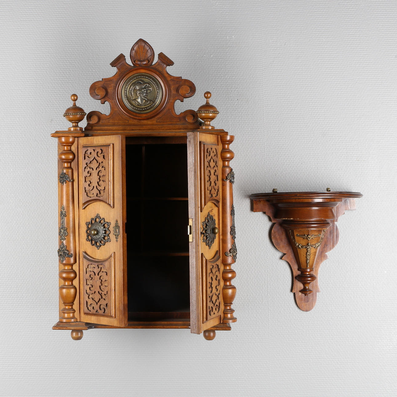 VÄGGKONSOLER, ett par, samt VÄGGSKÅP, 1900-tal.