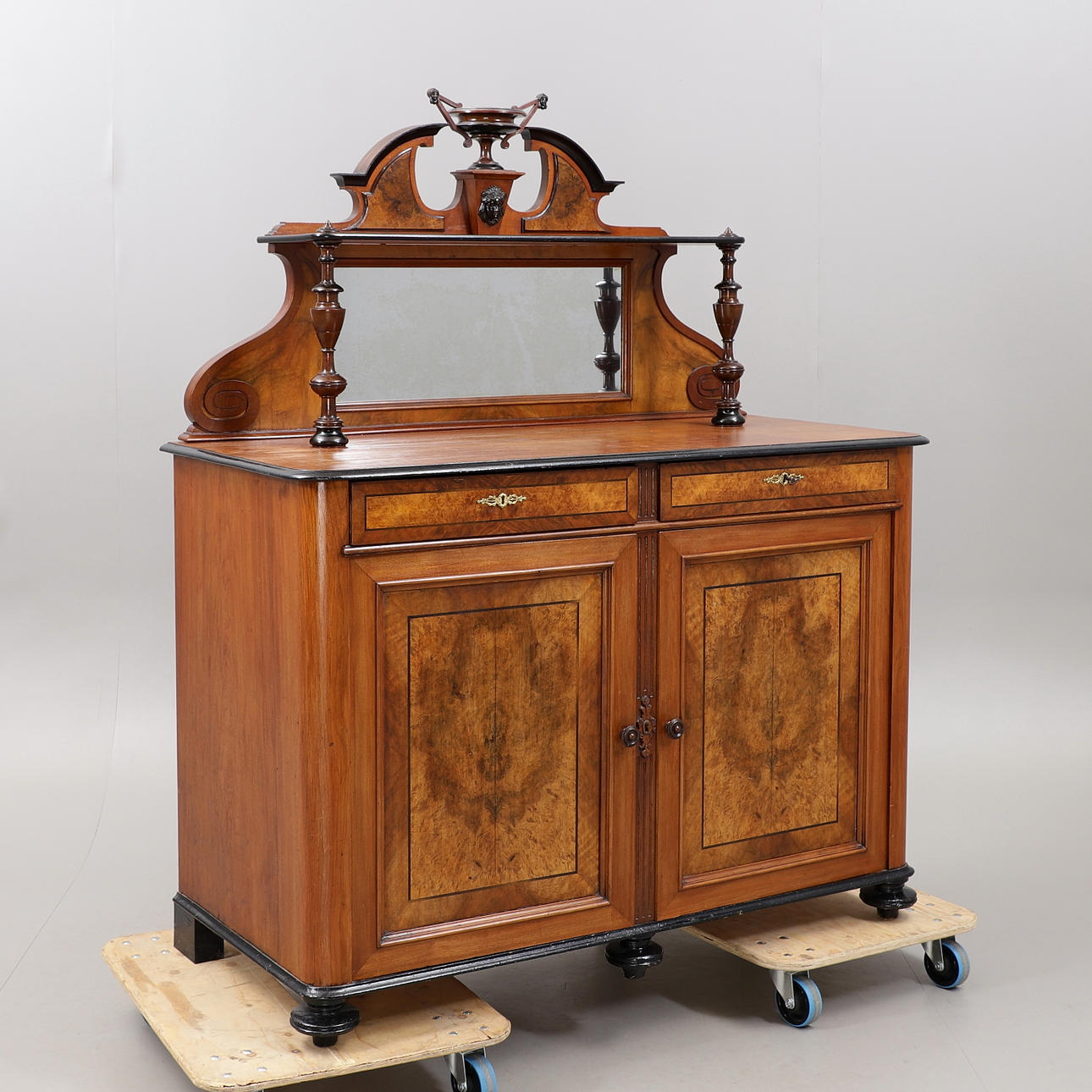 SPIEGEL-Sideboard, 19. Jahrhundert.