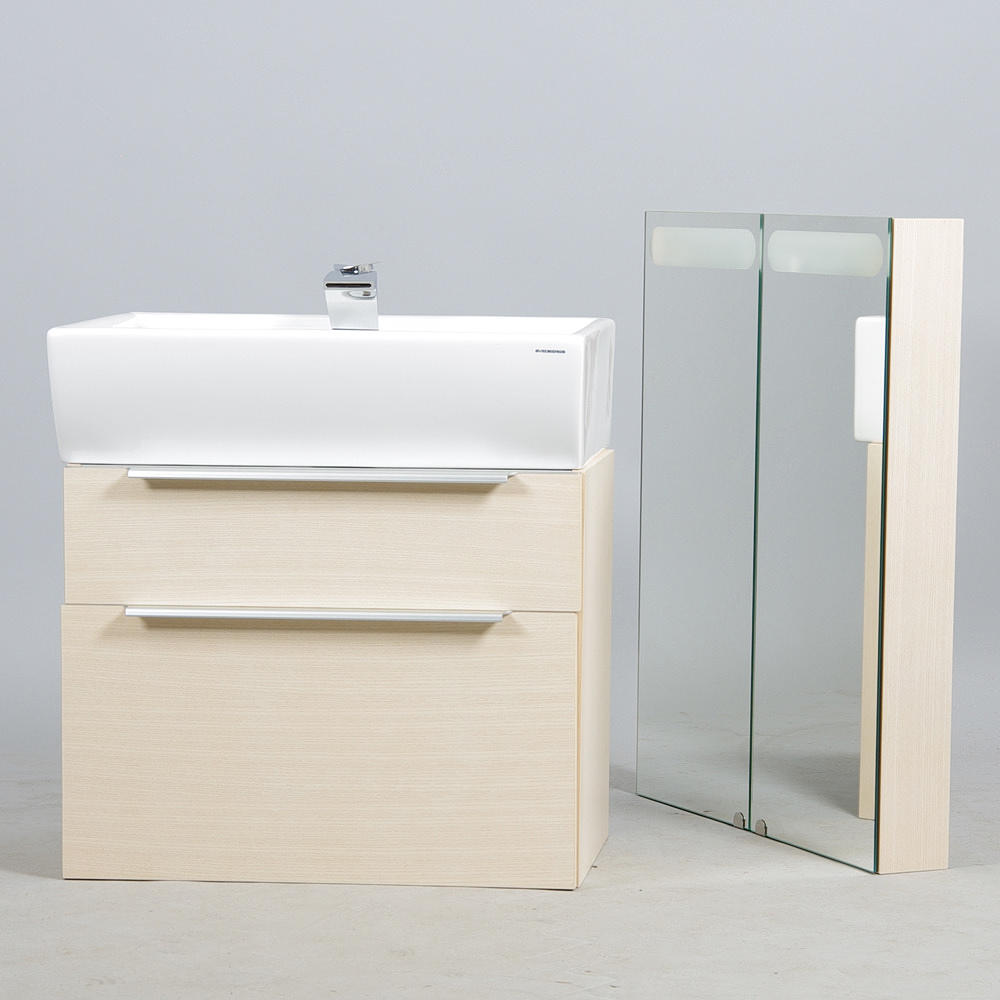 BADRUMSSKÅP MED BLANDARE OCH VASK.