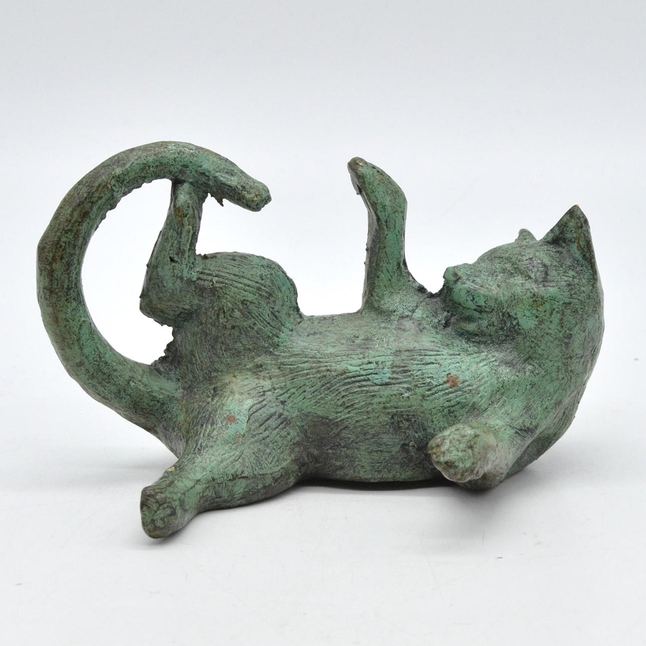 LIEGENDE KATZE, BRONZE, 20. JAHRHUNDERT.