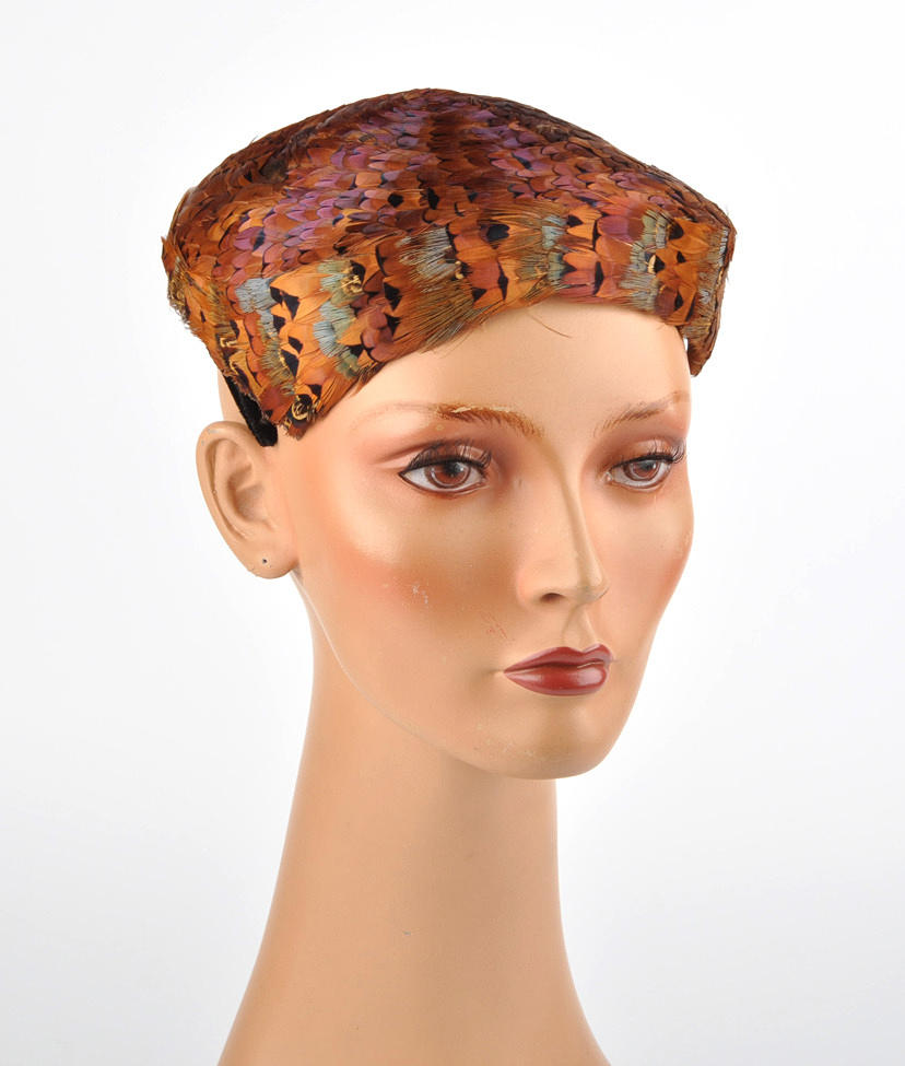 KOPFBEDECKUNG 39. damhatt Motorhuv, mössa gjord av fjädrar, troligen fasan.