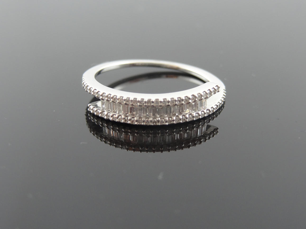 ALEN Dione Design diamantring i 18k guld 0,32cts.