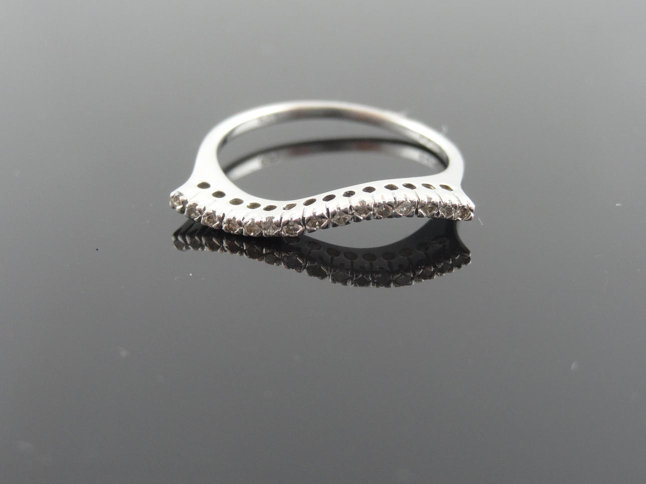 UNIK DESIGNER Diamond Ring 0,10cts 18k guld.