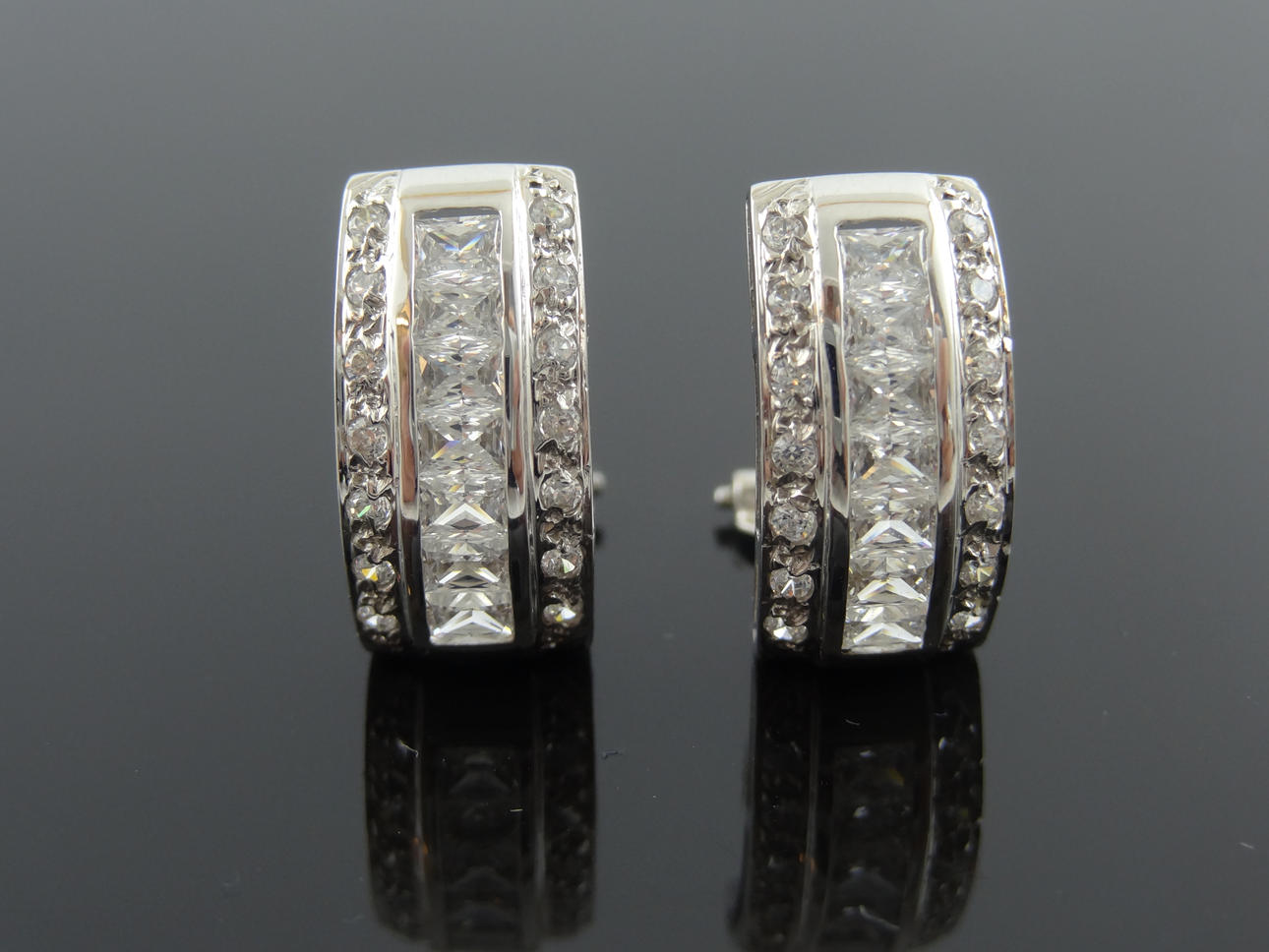 JEWEL LINE DESIGN örhängen 18k guld.