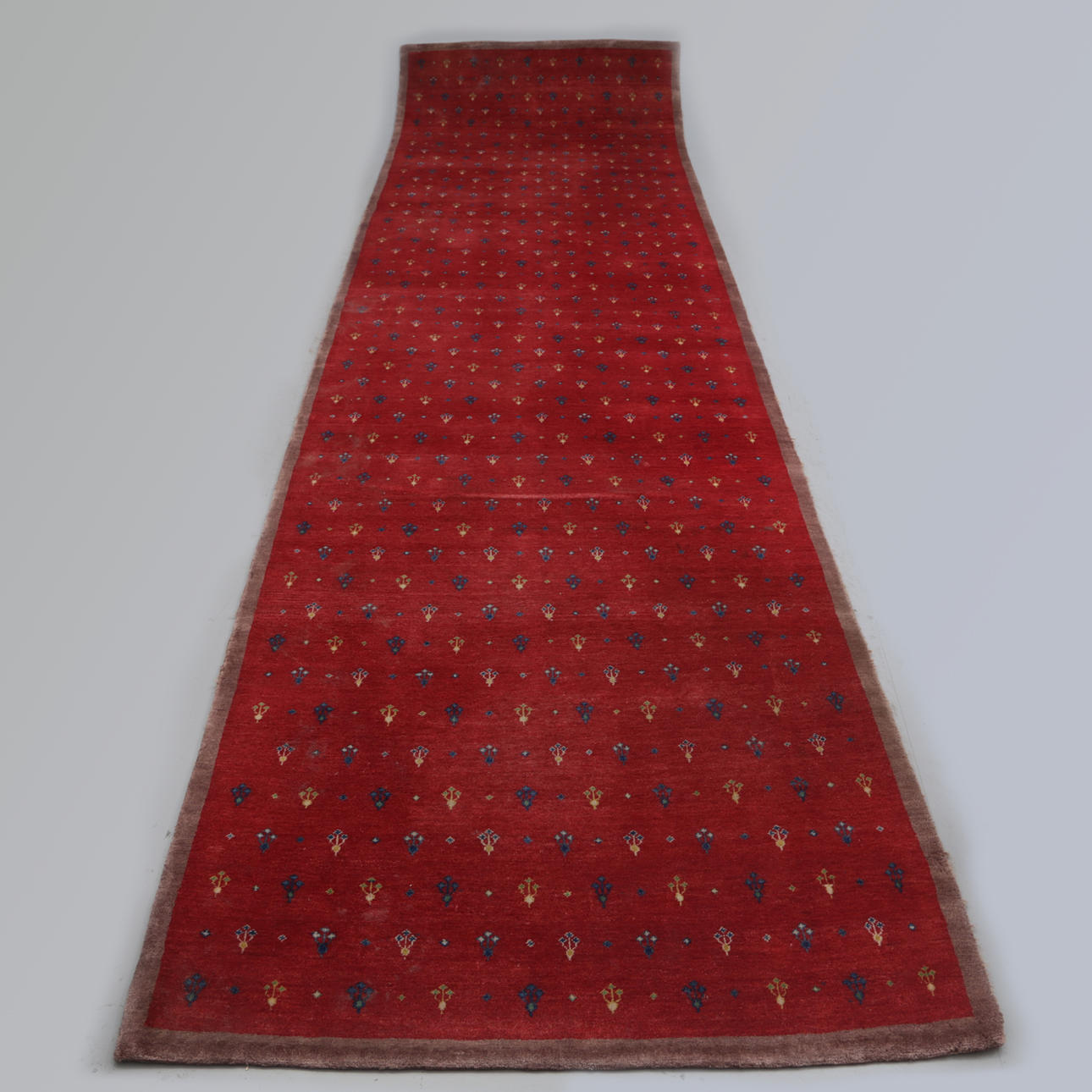 MATTA, röd, handgjord, 1900-tal. Mattor & Textil - Mattor - Auctionet