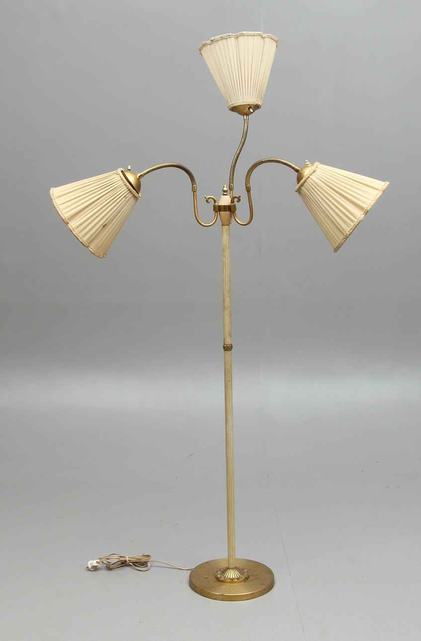 GOLVLAMPA, med tre ljusarmar, 1900-tal.