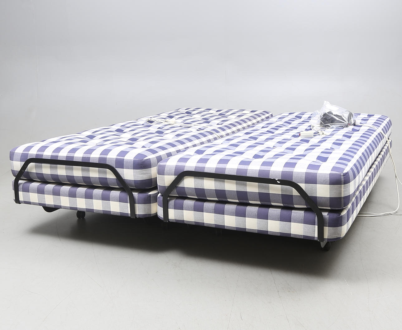 SÄNGAR, ett par, Hästens.