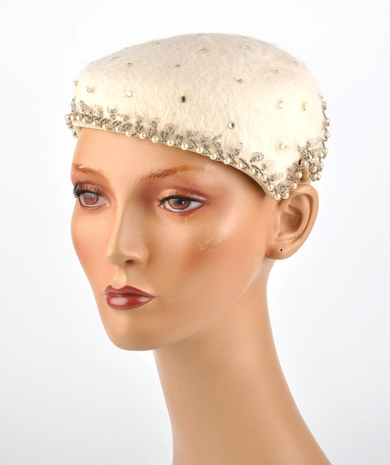 KOPFBEDECKUNG 43. damhatt huva, lock av tyg. Faux pärla och tyg trim.