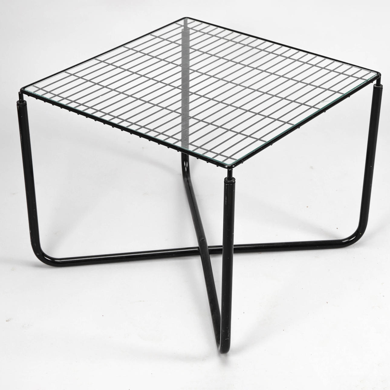 NIELS GAMMELGAARD. Mesa, vidrio/metal, Ikea.