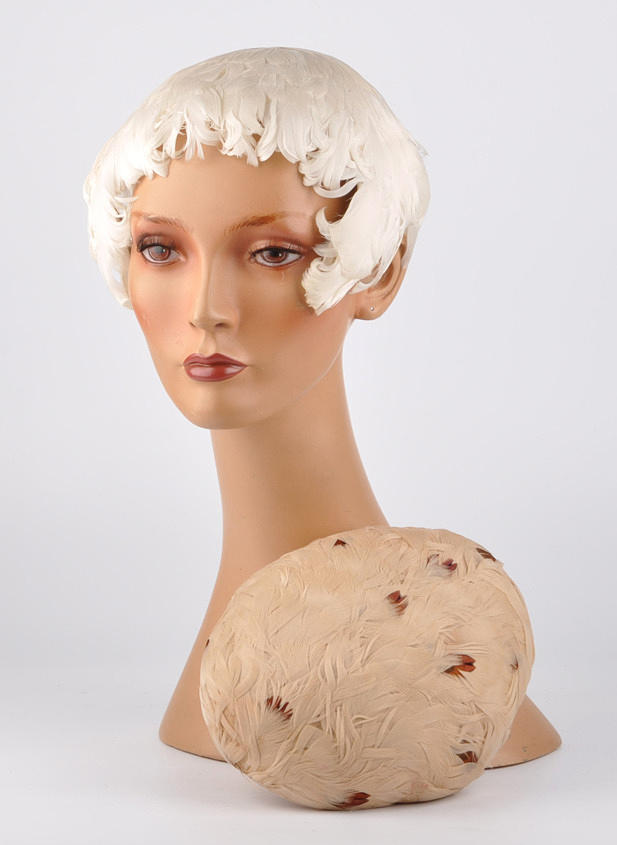 KOPFBEDECKUNG 47. damhatt fjäderhatt, motorhuv, mössa med fjädrar. Uppsättning av 2.