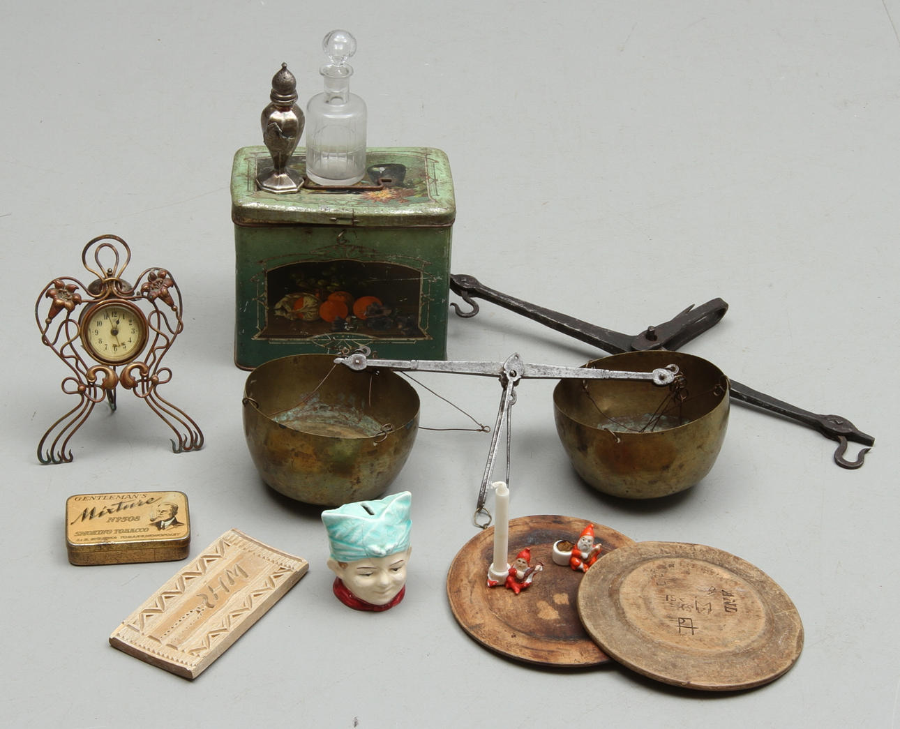 PARTI DIVERSE, bland annat, bordsur jugend, plåtburkar, trälaggar, med mera, 1800/1900-tal.