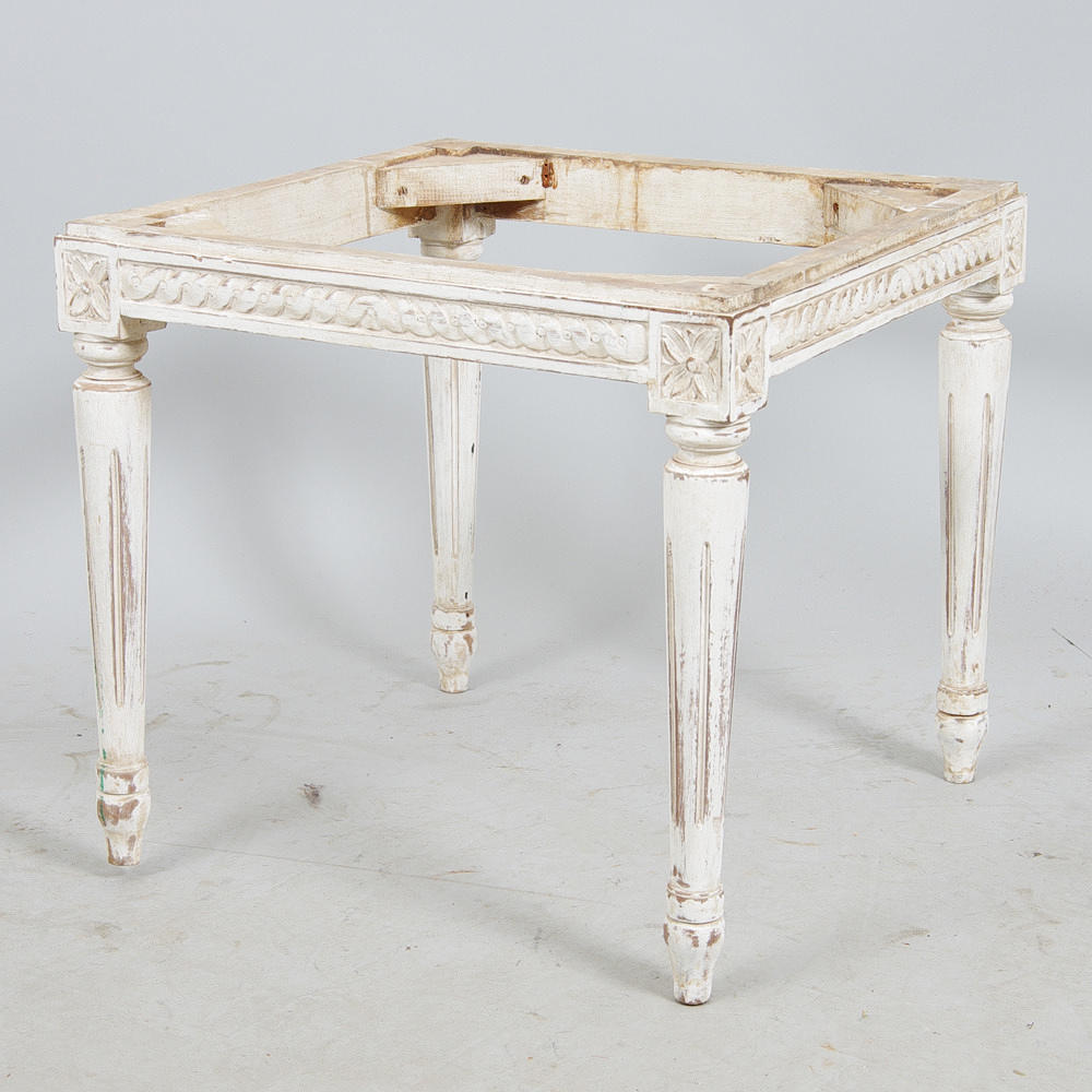 PALLSTOMME, vitmålad, gustaviansk stil, samtida.