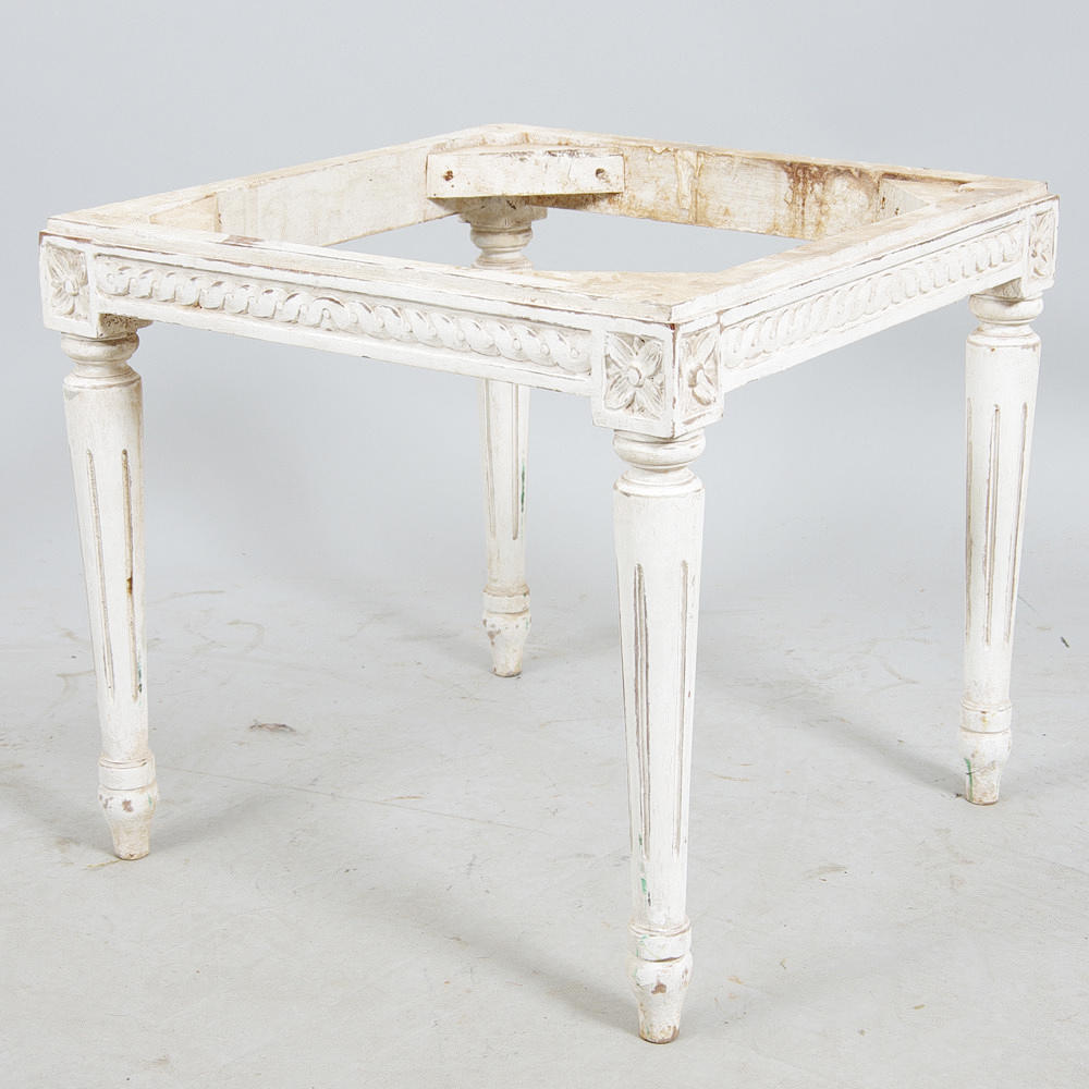 PALLSTOMME, vitmålad, gustaviansk stil, samtida.