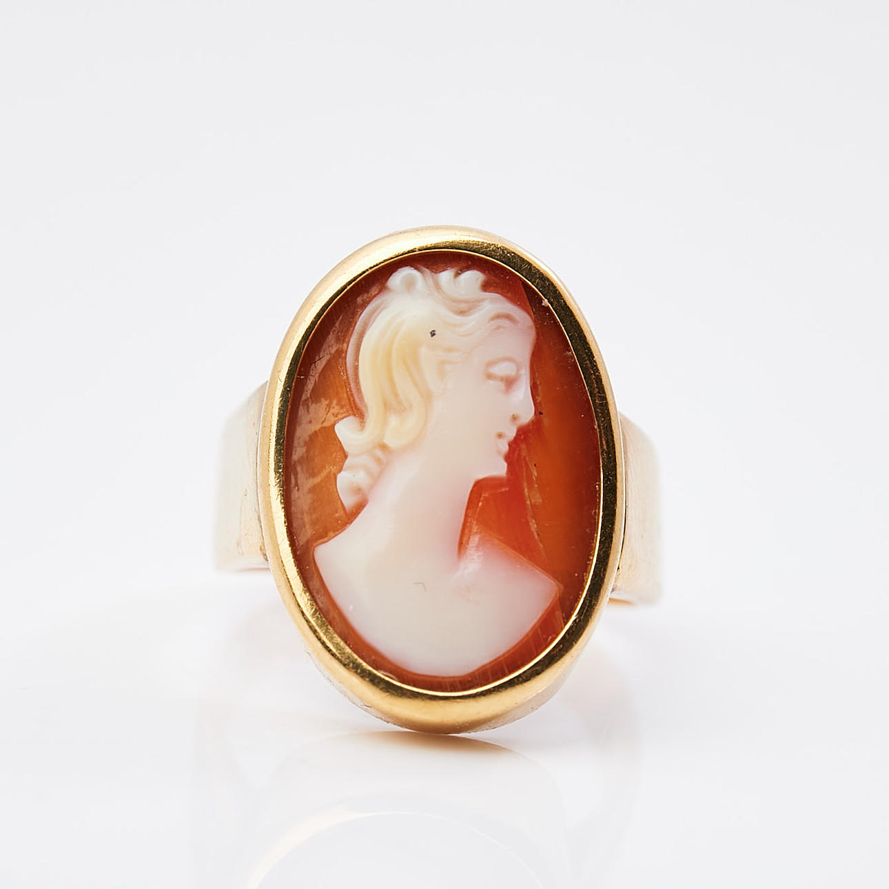 RING, 18k gold, inset seashell camel, stamped CAÅ.