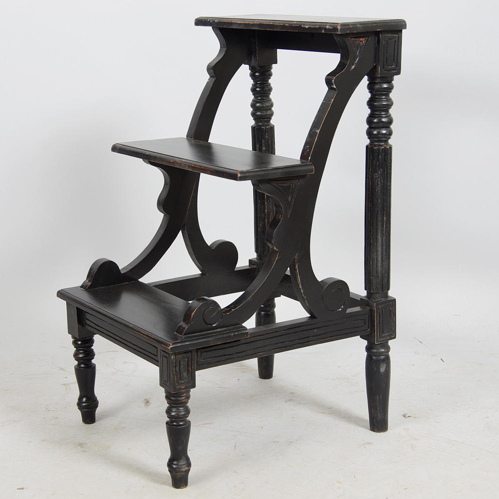 BIBLIOTEKSSTEGE, viktoriansk stil, svartmålad, samtida.