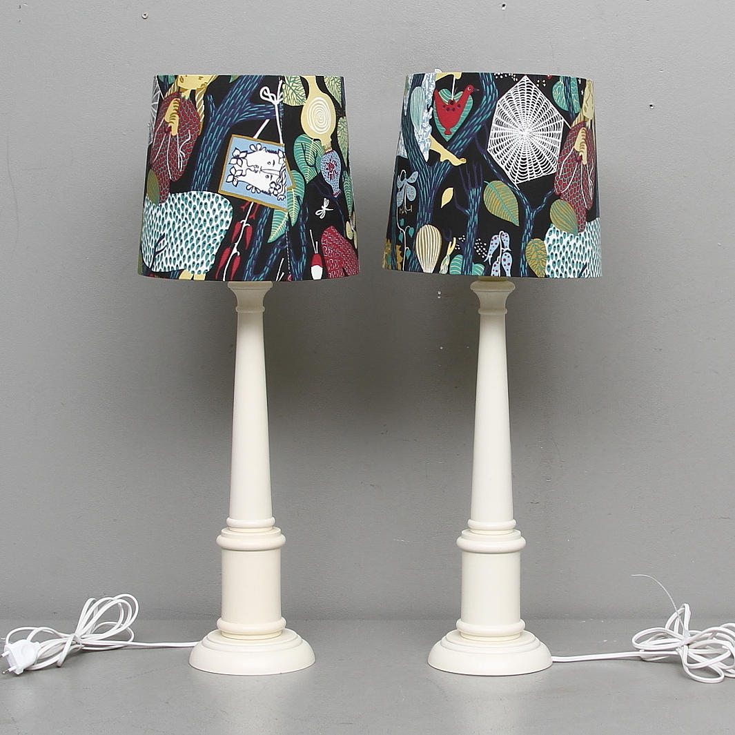 BORDSLAMPOR, ett par, skärm "Melodi", Stig Lindberg.