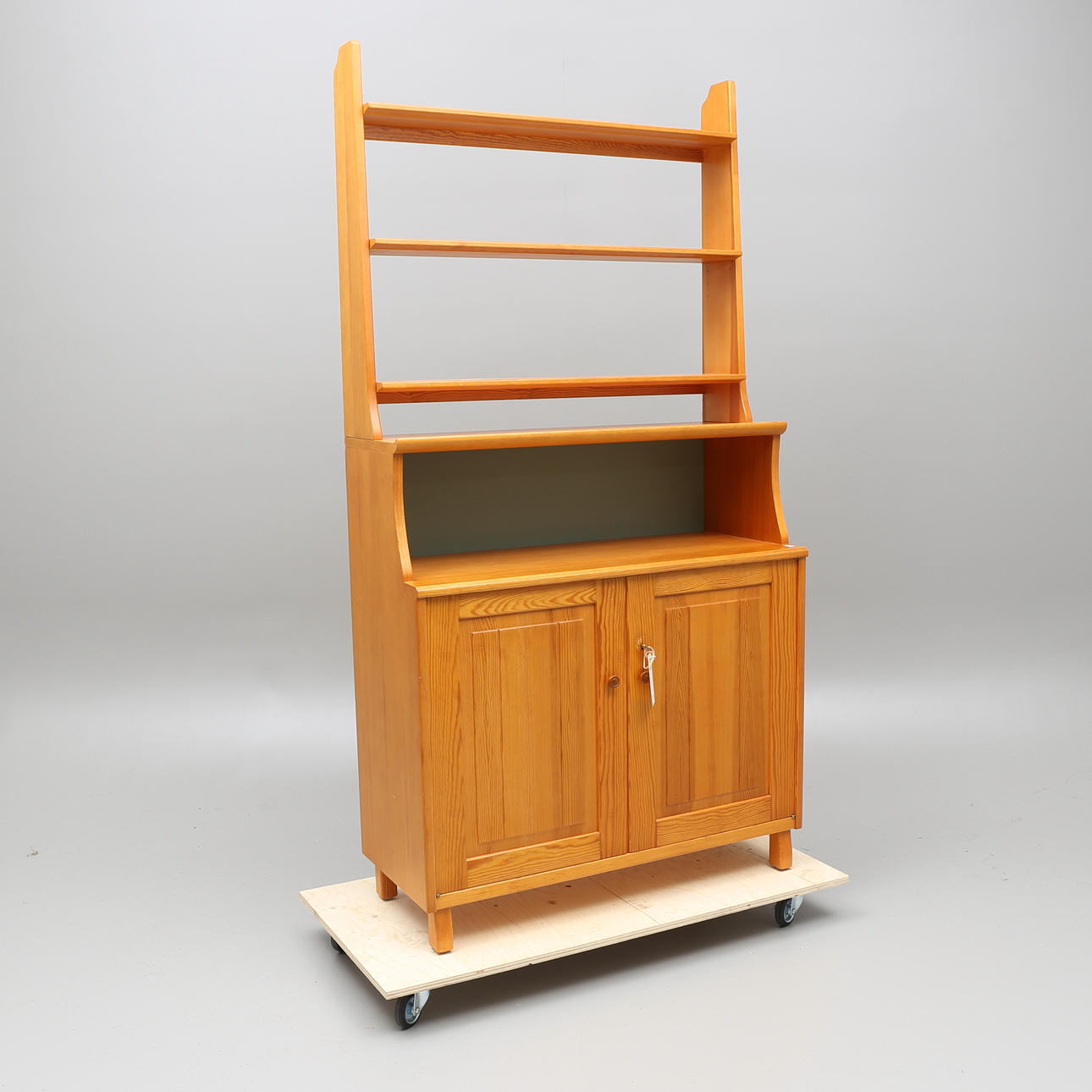 SKÄNK MED HYLLA, "Visingsö", Carl Malmsten, 1900-talets andra hälft.