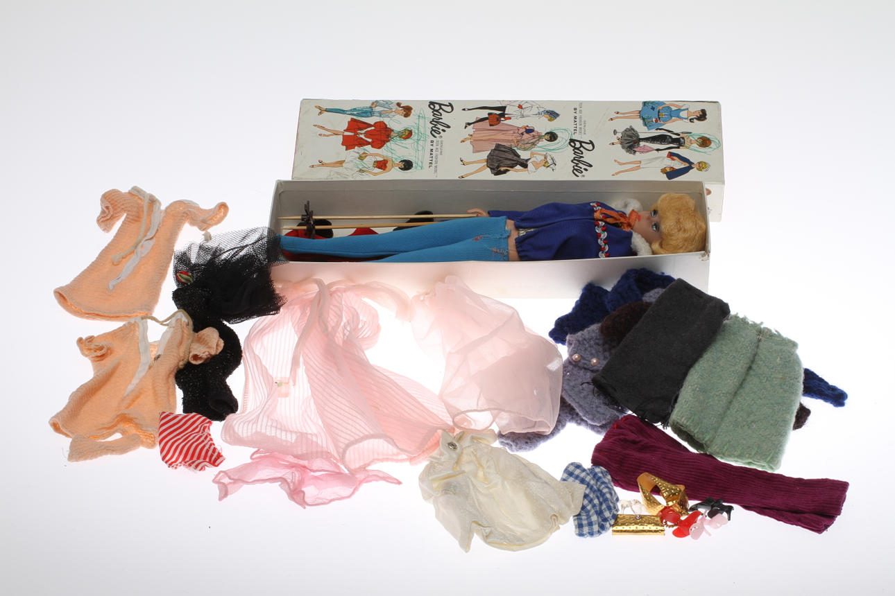 BARBIE blond bubble cut 850. Japan cirka 1965. Diverse tillbehör. Originalkartong.