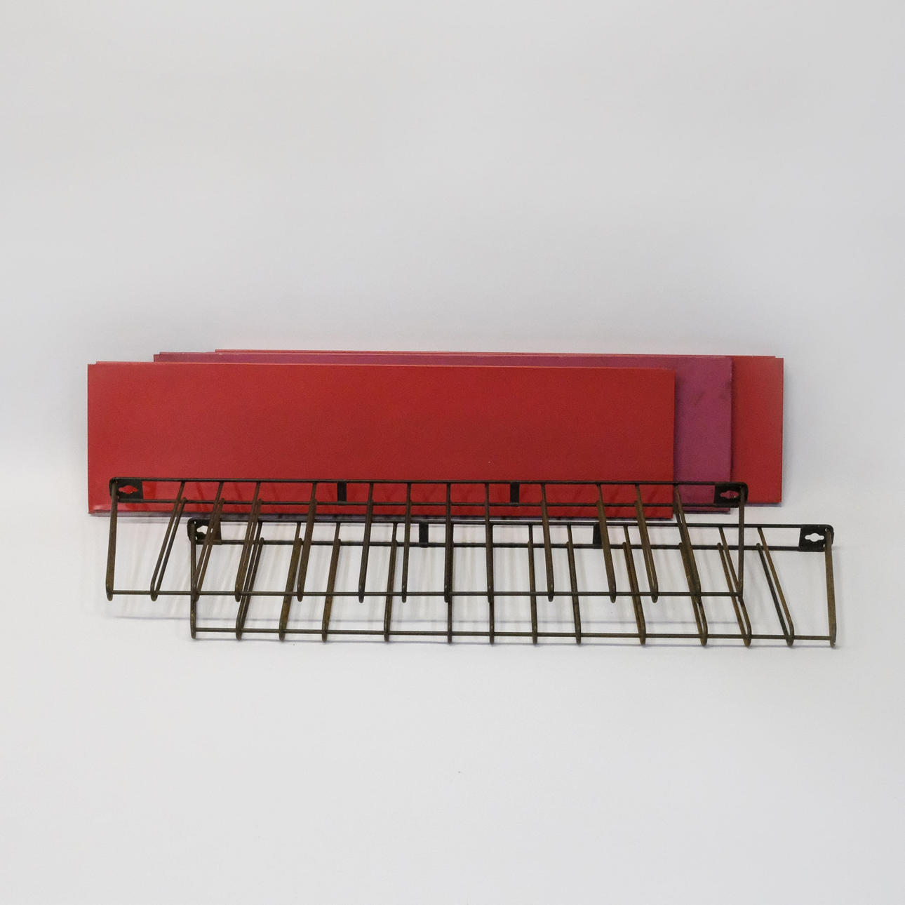 ADRIAN DECKER. VÆGHYLDE. TOMAT. NEDERLAND.