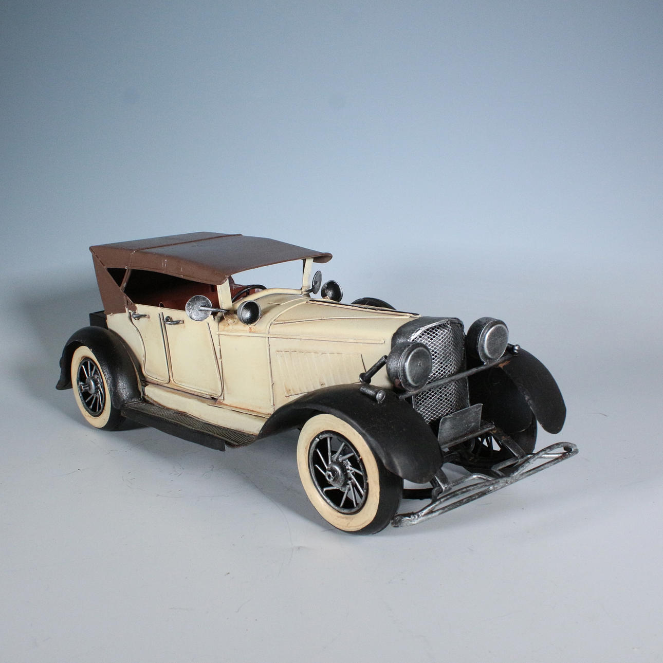 'Oldtimer' modellbil, plåt. Konst - Skulptur - Auctionet