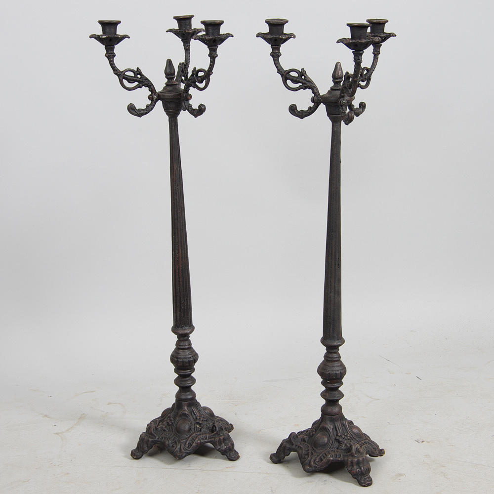 KANDELABRAR, 1 par för 3 ljus, gjutjärn, samtida.