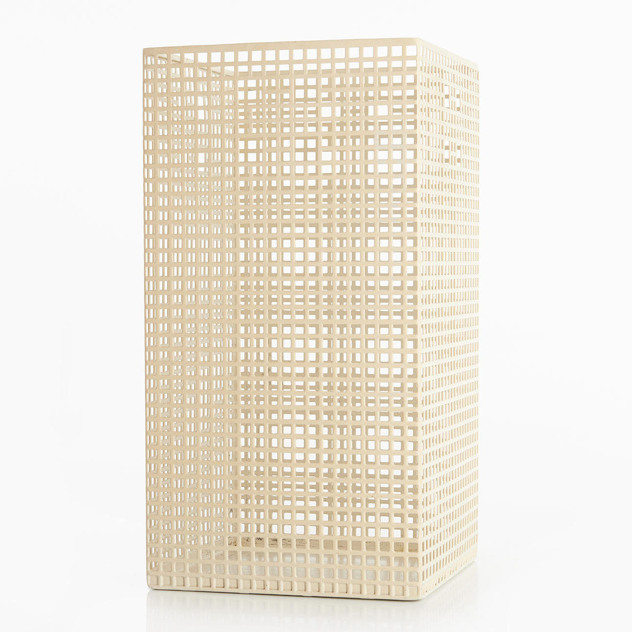 JOSEF HOFFMANN. Schirmständer oder Papierkorb, Bieffeplast, Italien, 1970er Jahre, entworfen 1905, weiß lackiertes Metall.