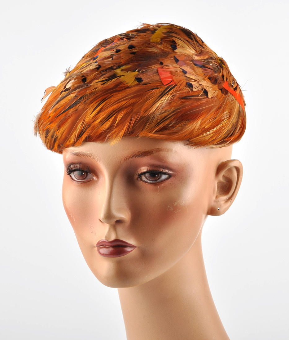 KOPFBEDECKUNG 53. damhatt 3/4 mössa av olika fjädrar, Frankrike omkring 1970.