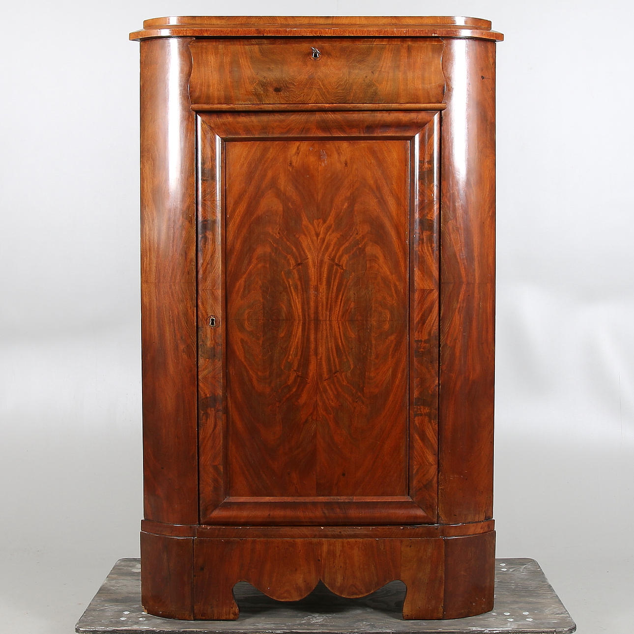 HÖRNSKÅP, Karl-Johan, 1800-talets första hälft.