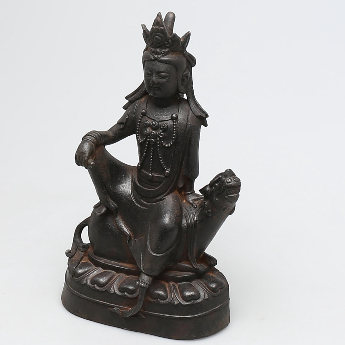 SKULPTUR, järn, Bodhisatva sittande på fabeldjur, Kina, 1900-tal.