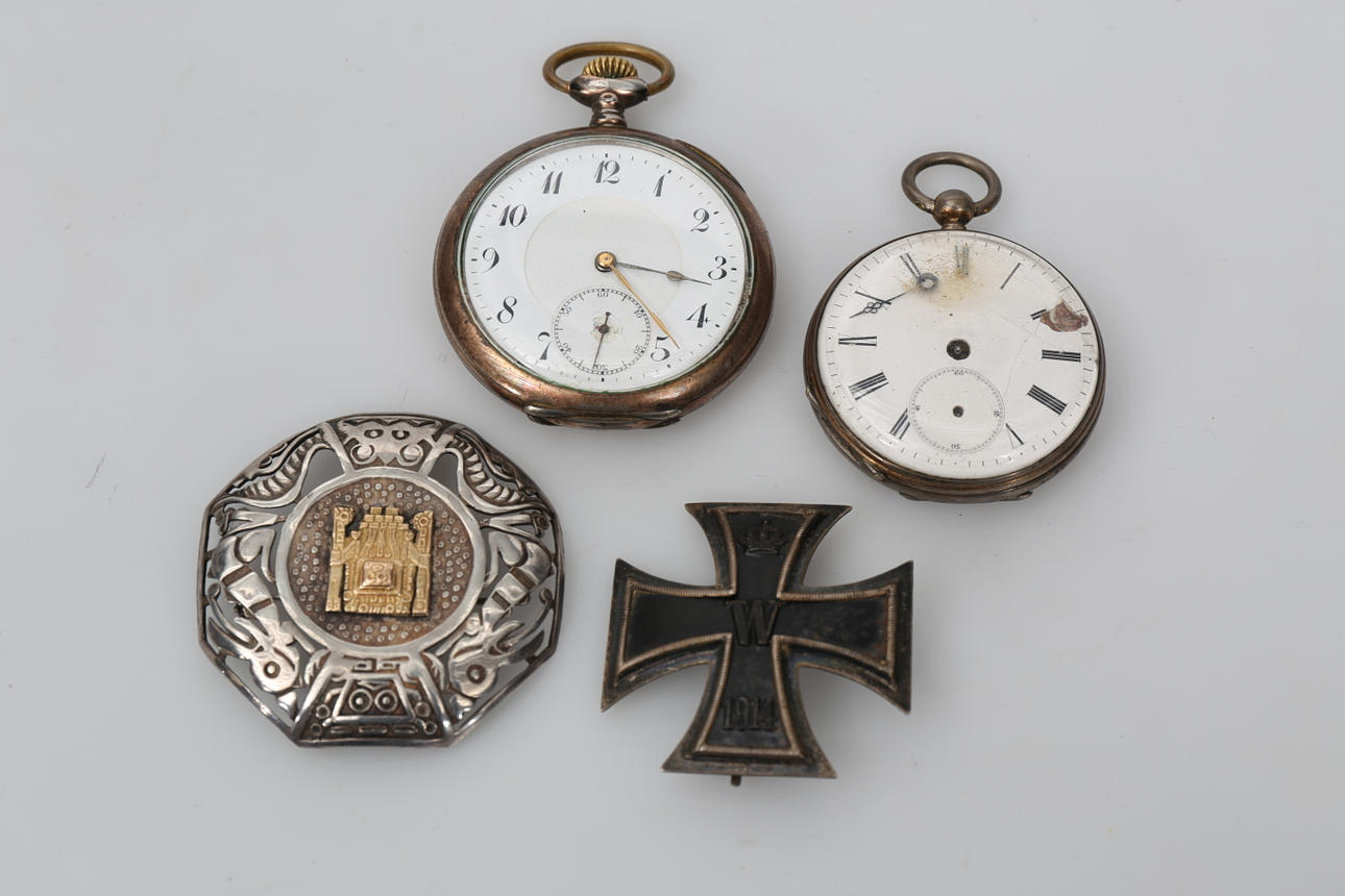 FICKUR, BROSCH OCH JÄRNKORS 1914, bland annat silver och guld, 4 delar, 1900-tal.