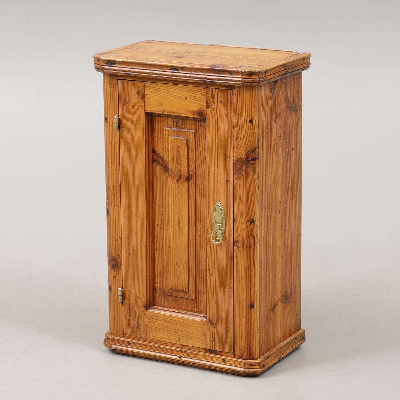 VÄGGSKÅP, furu, 1900-talets första hälft.