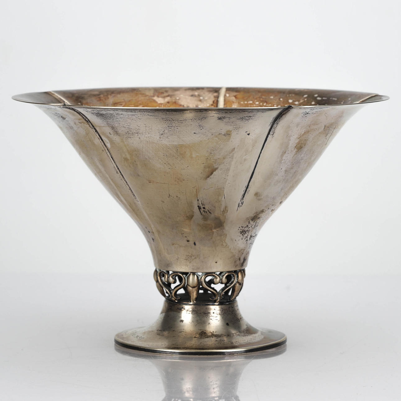 EINE SILBERNE SCHALE ZU FUSS, GAB, 1930.