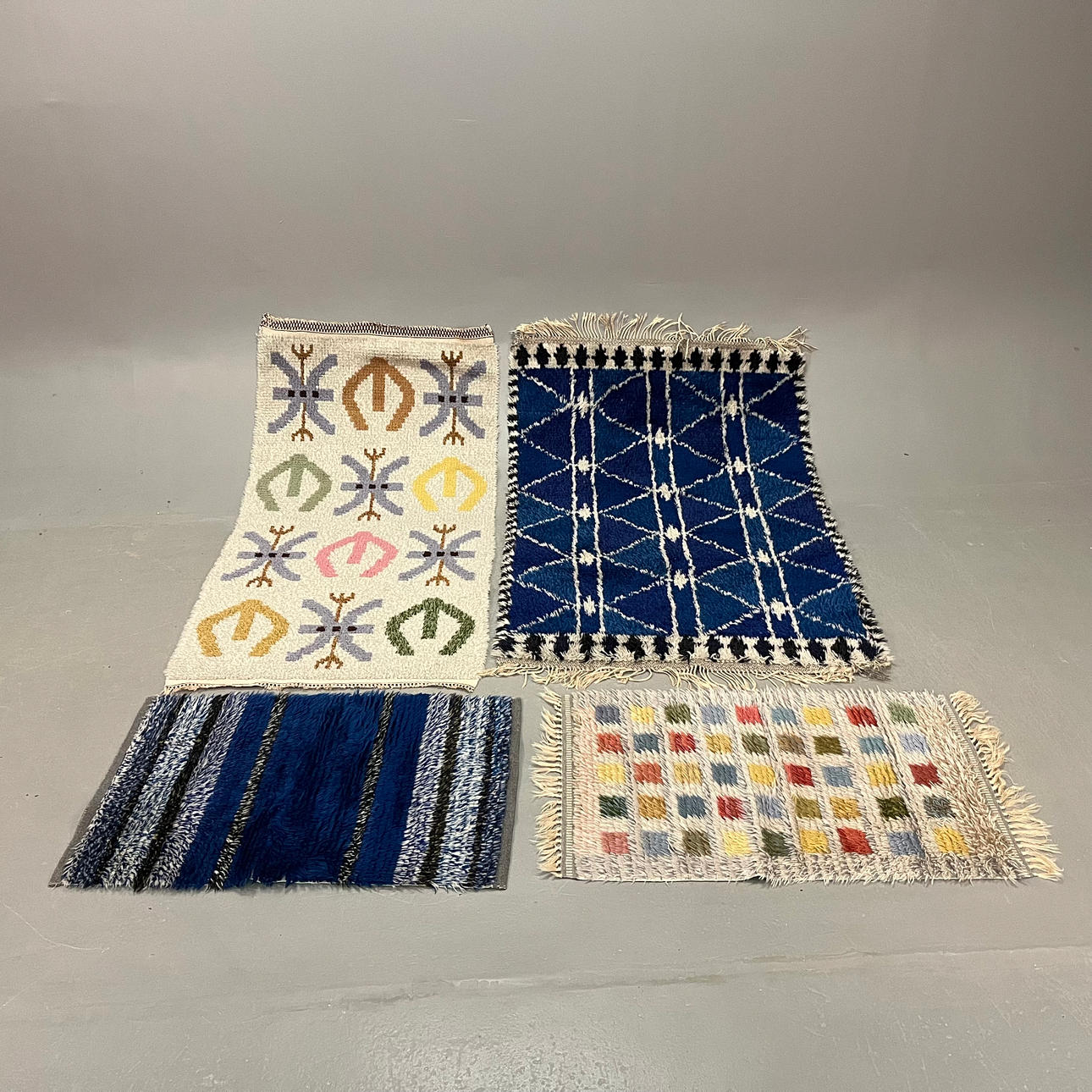 RYAMATTOR, 4 st. En matta daterad 1955.