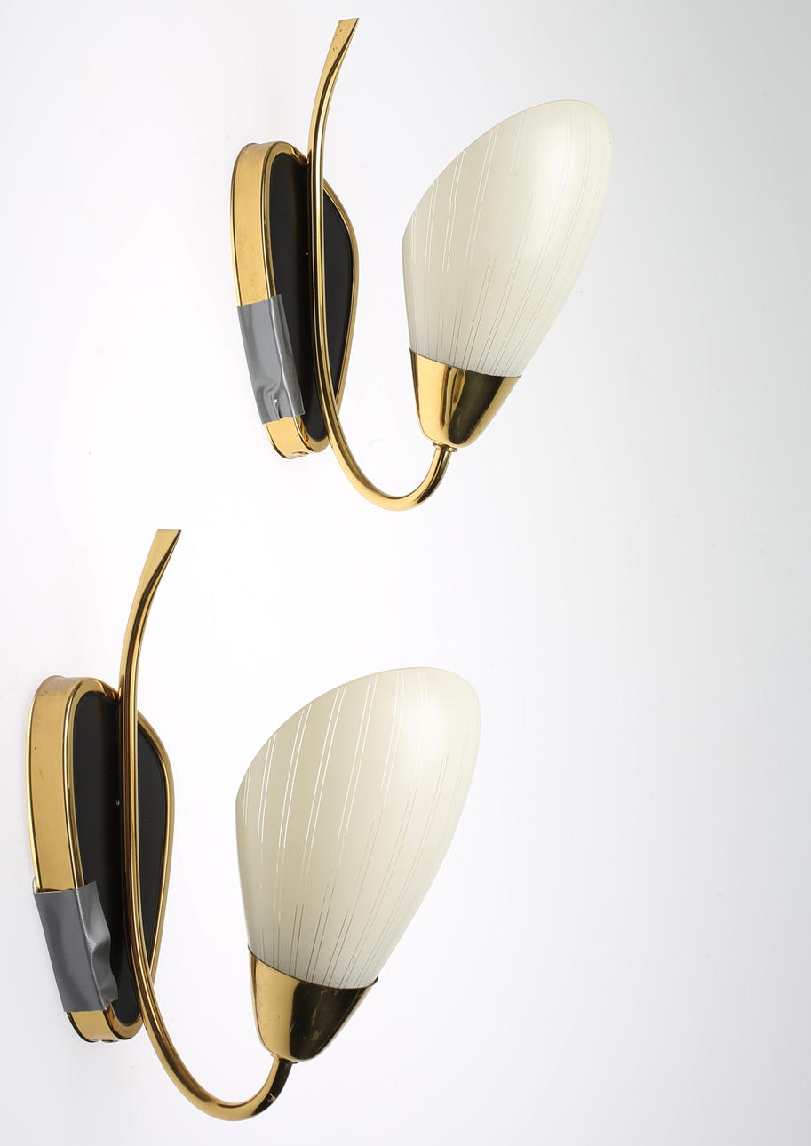 VÄGGLAMPETTER, ett par, glas och mässing, 1950/60-tal.