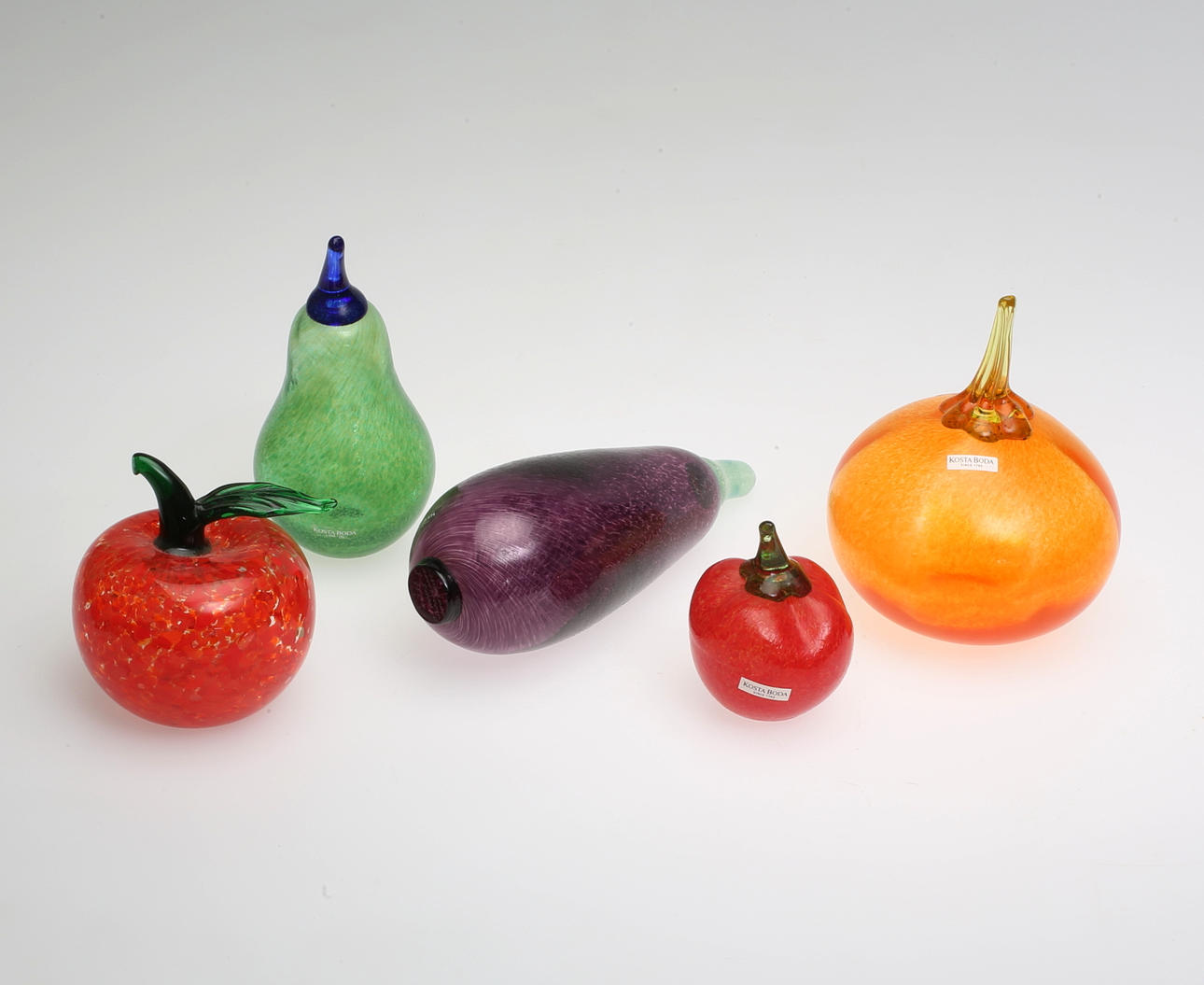 SKULPTURER, 5 st, glas, 2 st signerade G. Sahlin, ur serien "Frutteria", Kosta Boda.