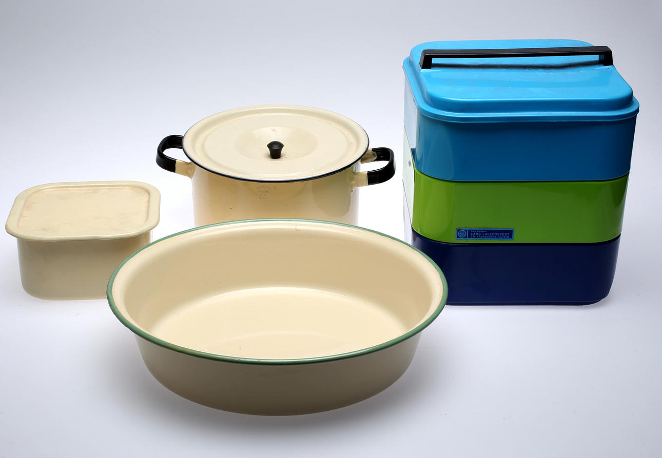 EMALJFÖREMÅL, 4 delar, Kockums samt JH Fabrikerna Sävsjö, 1900-ral.