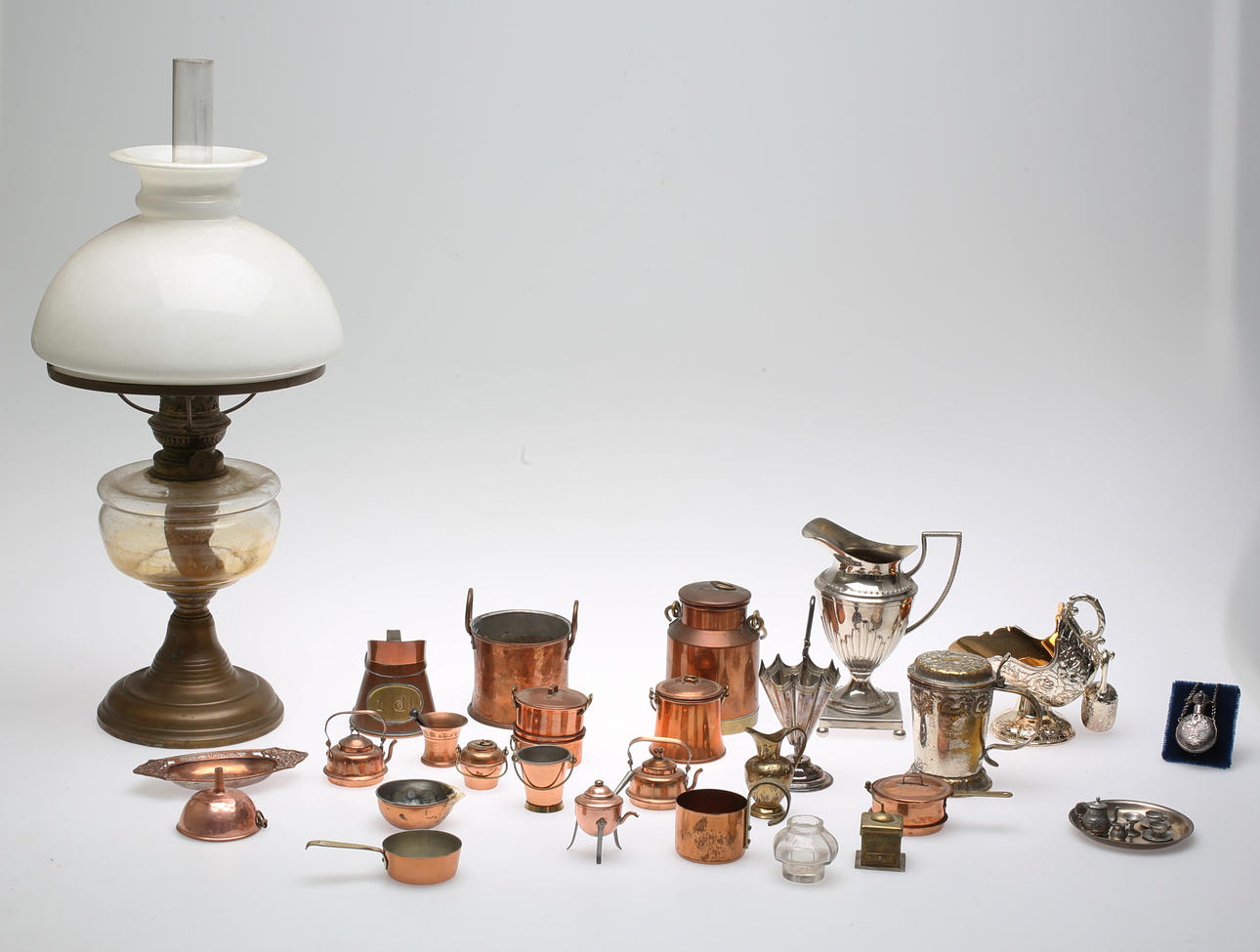 BORDSFOTOGENLAMPA samt METALLFÖREMÅL, 1900-tal.