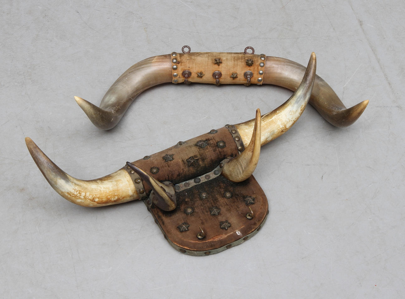 KLÄDHÄNGARE, 2 st, horn, omkring 1900.