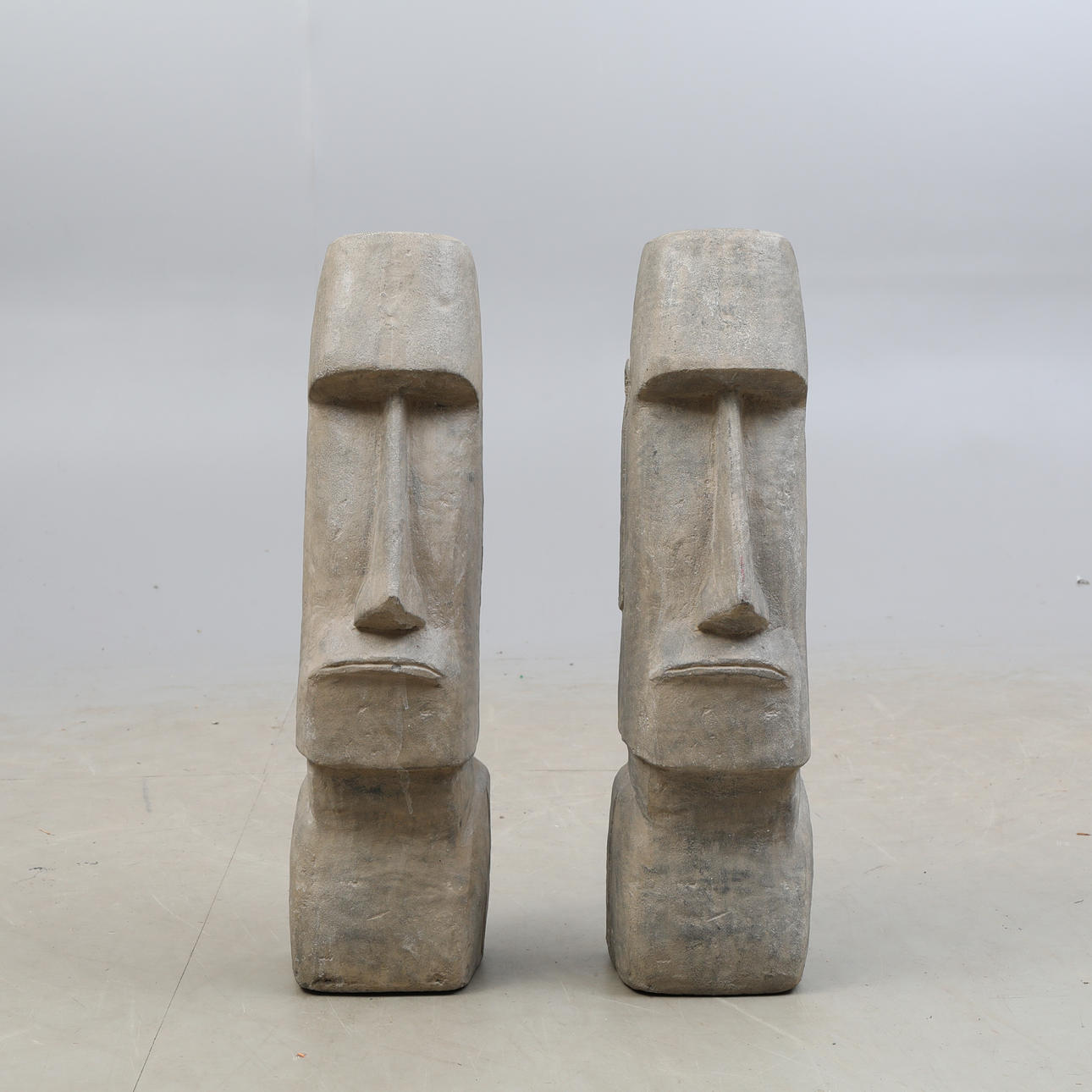 FIGUREN, 2 Stück, Steinfassaden, zeitgenössisch.