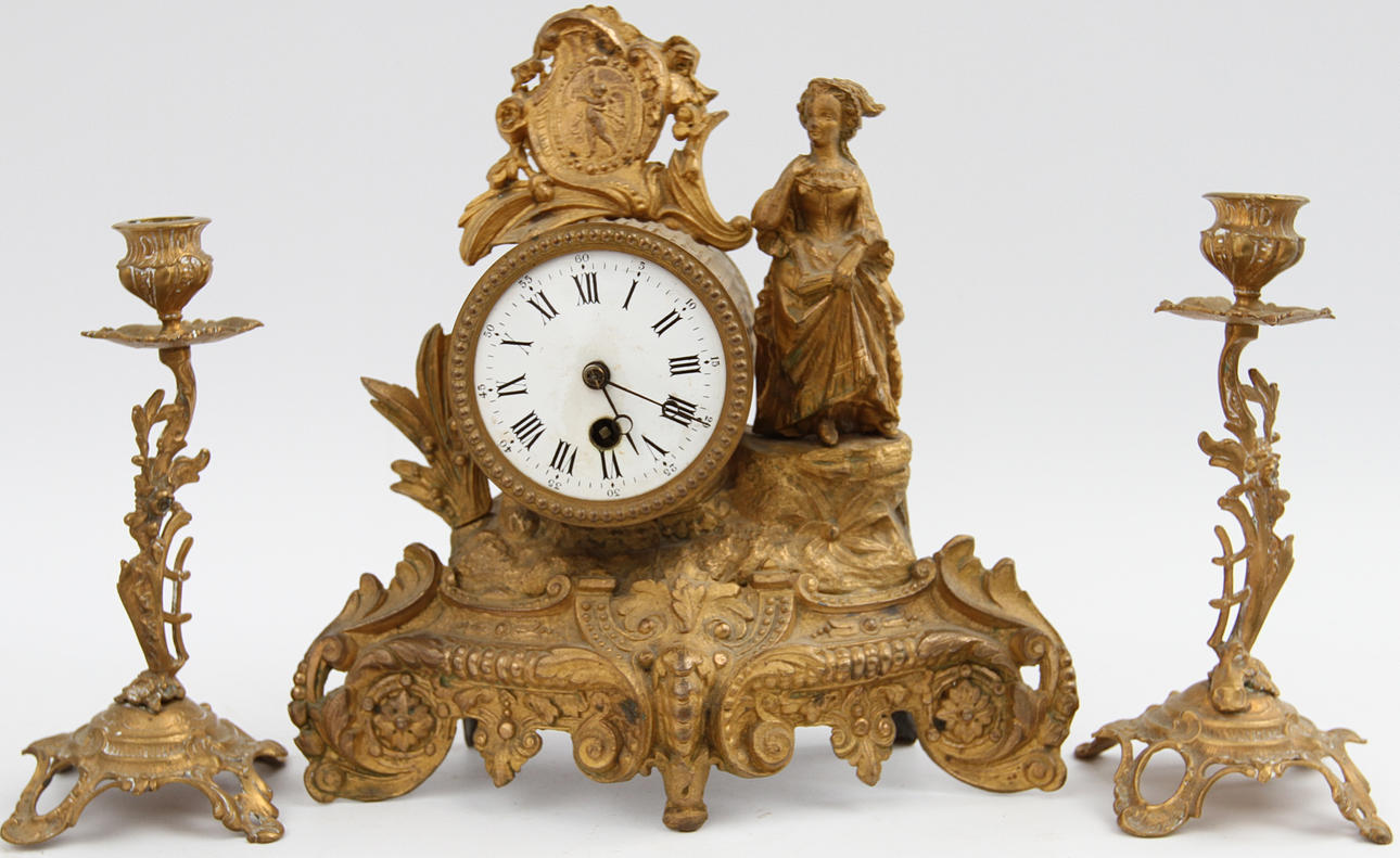 BORDSUR samt LJUSSTAKAR, ett par, 1800/1900-tal.