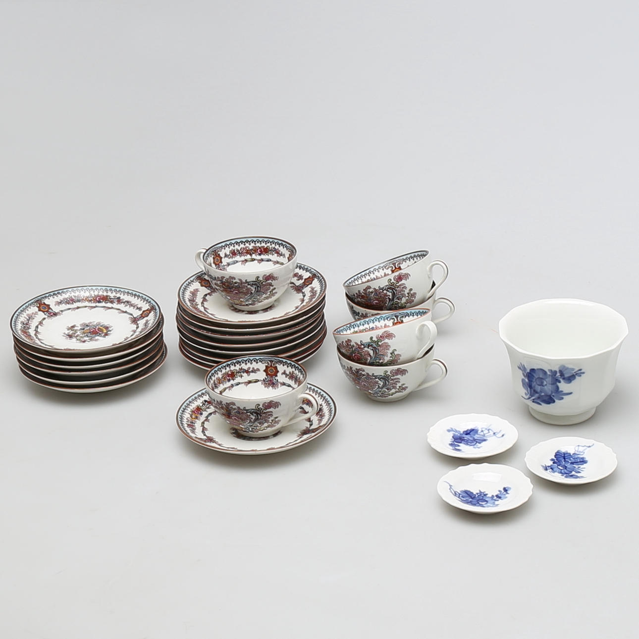 PARTI porslin, 25 delar, kaffeservisdelar, Rörstrand samt ytterfoder ocg fat, Blå blom, Royal Copenhagen.